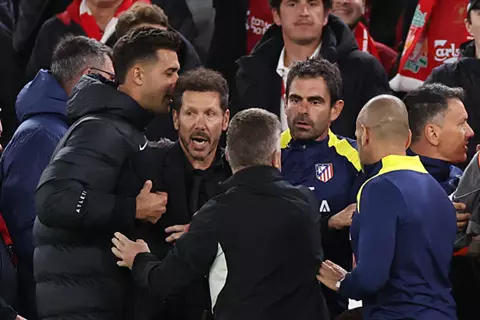 أدت إلى بطاقة حمراء.. كواليس مشادة سيميوني مع جماهير ليفربول